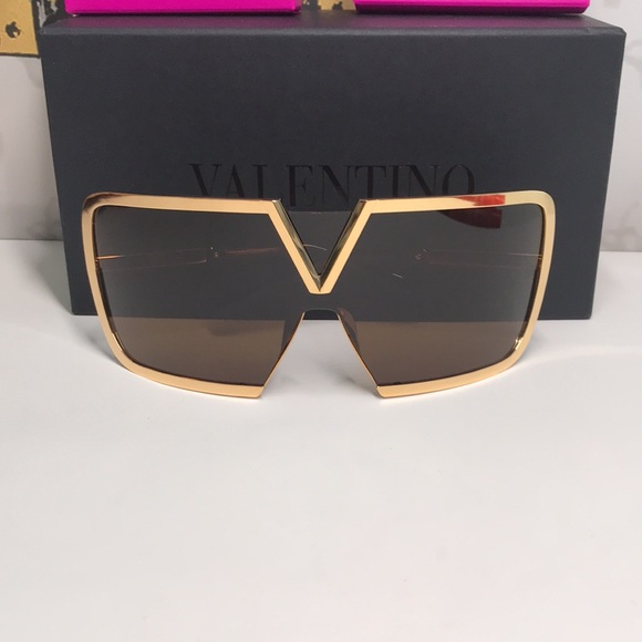 New Authentic Valentino V-Romask Oversized Sunglasses – Light Gold Titanium, Uni main image 5